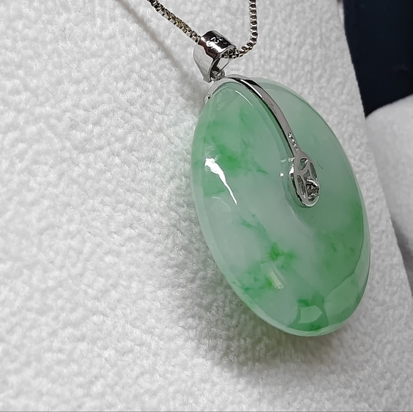 Brand New Green Jade donut pendant with S925 necklace - Picture 7 of 9